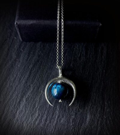 Colgante de media luna con ojo de tigre azul